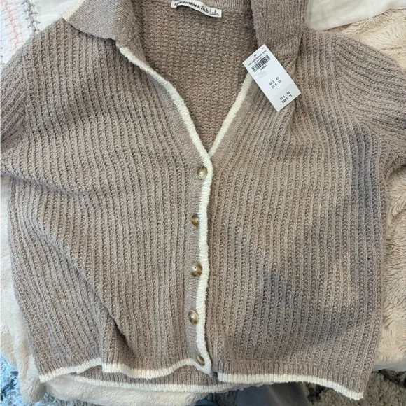 Brand new/ never worn. Abercrombie & Fitch Tan Knit Sweater - Picture 2 of 4